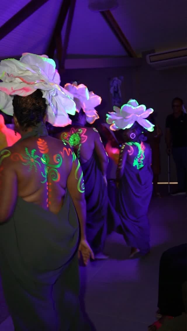 Soirée entre amies, dos peints qui s'illuminent sous la lumière noire